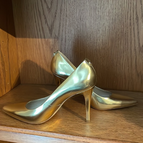 Beautiful gold Michael Kors pump. Classic shoe for a fancy evening. - Picture 2 of 3